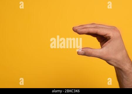 Cropped Ansicht des Mannes zeigt Brief aus kyrillischen Gebärdensprache isoliert auf gelb Stockfoto