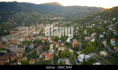Panoramablick auf eine kleine italienische Stadt Santa Margherita Ligure mit Bergen im Hintergrund, in der Nähe von Portofino. Sonnenuntergang an der italienischen riviera. Stockfoto