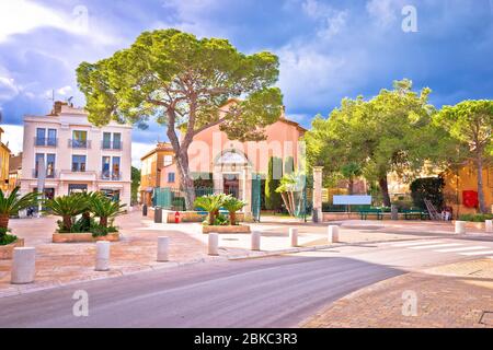 Saint Tropez Dorf bunte Straßenansicht, berühmte touristische Destination an der Cote d Azur, Alpes-Maritimes Department in Südfrankreich Stockfoto