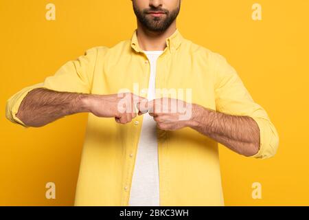 Zugeschnittene Ansicht des Mannes, der Wort Freund in taub und stumm Sprache auf gelbem Hintergrund zeigt Stockfoto