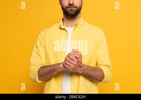 Cropped Ansicht des Mannes zeigt Ehe Zeichen in taub und stumm Sprache auf gelbem Hintergrund Stockfoto