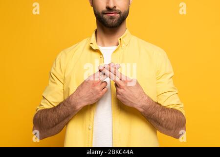 Beschnittene Ansicht des Mannes mit Zeichensprache auf gelbem Hintergrund Stockfoto
