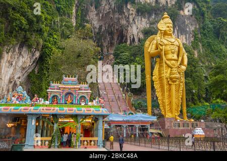 Menschen besuchen heiligen hindu-Schrein Batu Höhlen am Stadtrand von Kuala Lumpur, Malaysia Stockfoto