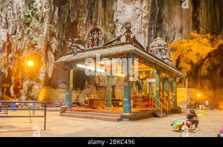 Gläubige beten in Batu Höhlen Hindu Schrein. Stockfoto