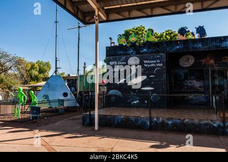 Wycliffe Well, Australien - 15. Juli 2011: Die UFO-Dekoration und Graffiti der 'UFO-Hauptstadt Australiens' Stockfoto