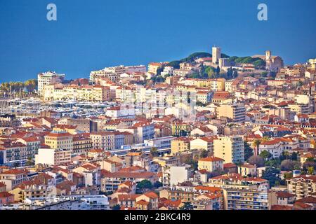 Französische riviera. Cannes. Panoramablick auf Cannes Stadtbild und Meer von Hügel, Alpes-Maritimes Departement von Frankreich Stockfoto