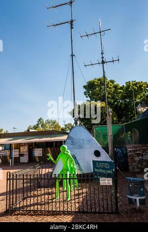 Wycliffe Well, Australien - 15. Juli 2011: Die UFO-Dekoration und Graffiti der 'UFO-Hauptstadt Australiens' Stockfoto