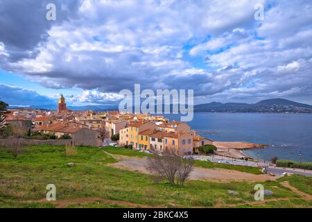 Saint Tropez Dorf Kirchturm und die alten Dächer, berühmten Reiseziel an der Cote d'Azur, Alpes-Maritimes Abteilung im Süden Frankreichs Stockfoto