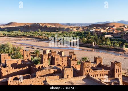 AIT Ben Haddou in Marokko mit Blick auf das nahe gelegene Dorf Stockfoto