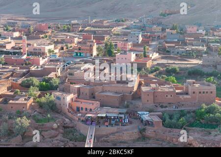 Blick auf die Brücke und die Stadt von der Spitze des Ait Ben Haddou in Marokko Stockfoto