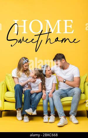Glückliche Eltern im Gespräch mit liebenswert Tochter und Sohn, während sie zusammen auf dem Sofa auf gelb, Hause süße Haus Illustration Stockfoto