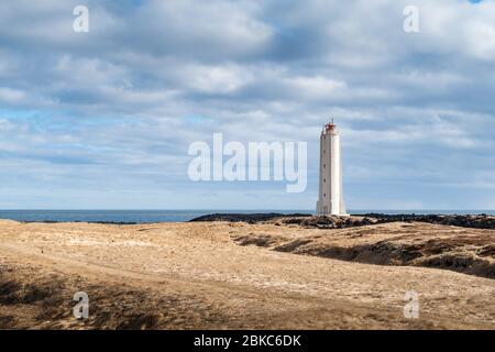 Leuchtturm Malarrif auf der Halbinsel Snaefelssnes in Island. Isländische Küste und schöne Landschaft von Skandinavien Stockfoto