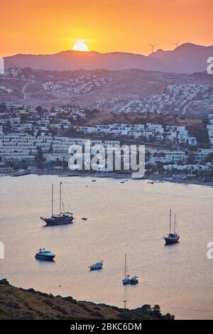 Panoramablick Sonnenuntergang Blick auf die Bucht von Gumbet in Bodrum an der Türkischen Riviera. Bodrum ist eine Stadt und ein Hafen Stadt in der Provinz Mugla, in der südwestlichen Ägäis R Stockfoto