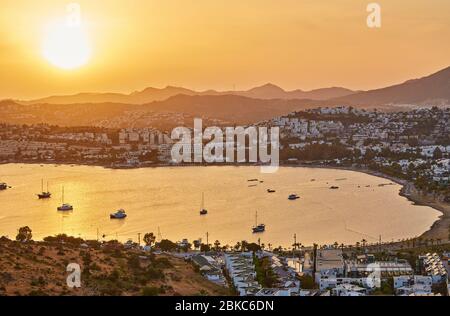 Panoramablick Sonnenuntergang Blick auf die Bucht von Gumbet in Bodrum an der Türkischen Riviera. Bodrum ist eine Stadt und ein Hafen Stadt in der Provinz Mugla, in der südwestlichen Ägäis R Stockfoto