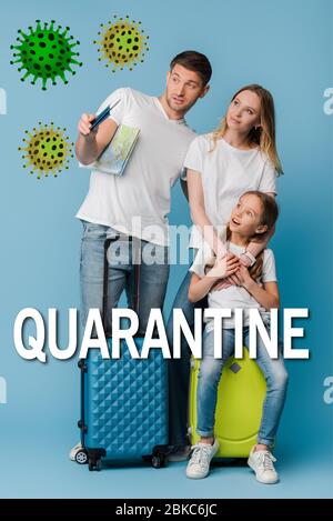 Eltern und Tochter schockierten mit Reisetaschen, Karte und Pässen auf blauen, Quarantänebeschriftungen Stockfoto