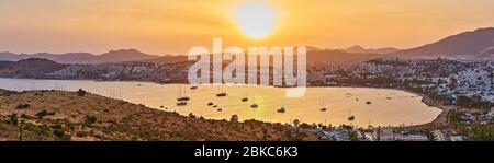 Panoramablick Sonnenuntergang Blick auf die Bucht von Gumbet in Bodrum an der Türkischen Riviera. Bodrum ist eine Stadt und ein Hafen Stadt in der Provinz Mugla, in der südwestlichen Ägäis R Stockfoto