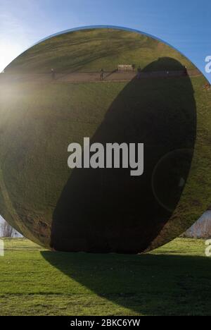 Sky Mirror Turning the World Upside Down Ausstellung Serpentine Gallery Kensington Gardens, London W2 2UH von Anish Kapoor Sculptor Stockfoto