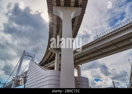 Eleveted Autobahnnetz Struktur von unten Stockfoto