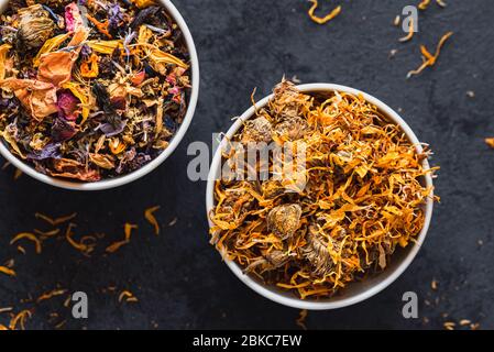 Getrockneter Calendula-Tee und Tee mit getrockneten Blüten und getrockneten Früchten mischen. Stockfoto