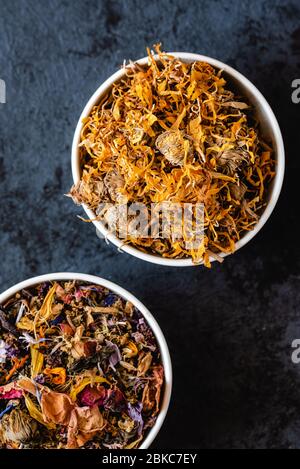 Getrockneter Calendula-Tee und Tee mit getrockneten Blüten und getrockneten Früchten mischen. Stockfoto