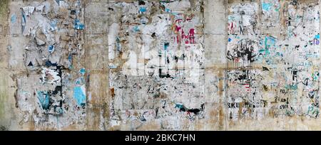 Riesiges Panorama von alten Betonplakaten Stockfoto
