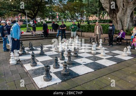 Männer, die im Hyde Park, Sydney, Riesenschach spielen Stockfoto