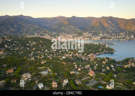 Panoramablick auf eine kleine italienische Stadt Santa Margherita Ligure mit Bergen im Hintergrund, in der Nähe von Portofino. Sonnenuntergang an der italienischen riviera. Stockfoto