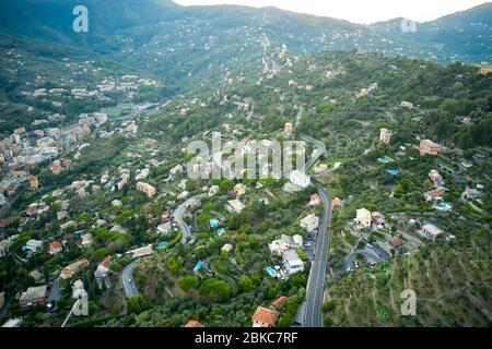 Luftaufnahme der kleinen Stadt Santa Margherita Ligure mit Bergen im Hintergrund bei Sonnenuntergang. Italienische Landschaft in der Nähe von Portofino, Italien. Stockfoto