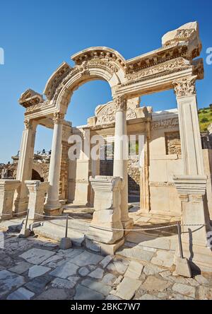 Der Hadrianstempel in der antiken Stadt Ephesus bei Selcuk in der Provinz Izmir, Türkei. Stockfoto