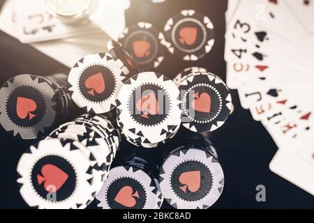 Glücksspiel-Industrie. Las Vegas Poker Casino Spiel mit Haufen von Casino Chips auf einem Tisch. Spielkarten. Stockfoto