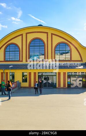 Plzen, Tschechische Republik - 28 Oktober 2019: Der Bau von 3D-Planetarium in Techmania Science Center. Die Ausstellung Menschen in Astronomie und ihre Prinzipien durch Spiele zu erziehen. Besucher außerhalb. Stockfoto