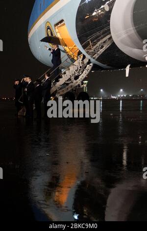 Präsident Donald J. Trump trägt einen Regenschirm als Ausstieg Air Force One während eines Regensturms bei seiner Ankunft am Palm Beach International Airport in West Palm Beach, Florida. Freitag, 31. Januar 2020, und startet auf dem Weg nach Mar-a-Lago. Präsident Trump reist nach Florida Stockfoto