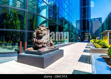 HSBC Löwe Skulptur Replik ursprünglich von W.W. Wagstaff vor dem HSBC-Hauptsitz in 8 Canada Square und N Colonnade, Canary Wharf, London, Großbritannien Stockfoto