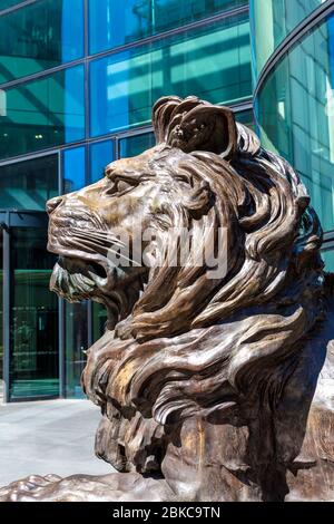 HSBC Löwe Skulptur Replik ursprünglich von W.W. Wagstaff vor dem HSBC-Hauptsitz in 8 Canada Square, Canary Wharf, London, Großbritannien Stockfoto