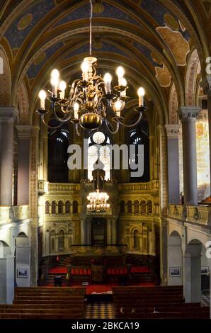 Pilsen, Tschechische Republik - 28 Oktober 2019: Einrichtung der Großen Synagoge. Die zweitgrößte Synagoge in Europa. Vom Balkon aus fotografiert. Säulen und Bögen, Decke. Die Menschen auf den Touren. Stockfoto