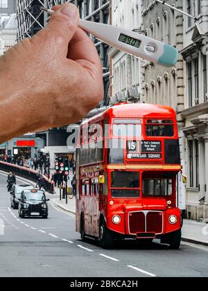 Handthermometer mit Hochtemperatur-London Red Bus und traditioneller schwarzer Kabine auf Hintergrund Stockfoto