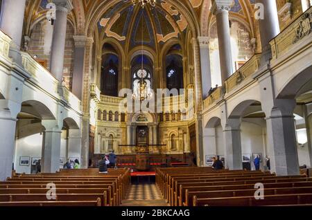 Pilsen, Tschechische Republik - 28. Oktober 2019: Innenraum der Großen Synagoge. Die zweitgrößte Synagoge Europas. Fotografiert vom Erdgeschoss. Säulen und Bögen, Decke. Menschen auf den Touren. Stockfoto