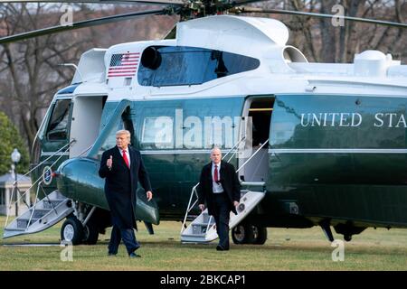 Am 7. Februar 2020 kehrte Präsident Donald J. Trump nach seiner Reise nach Charlotte, North Carolina, ins Weiße Haus zurück. Er wurde gesehen, wie er einen Daumen nach oben zeigte, nachdem er Marine One auf dem South Lawn verlassen hatte. Stockfoto