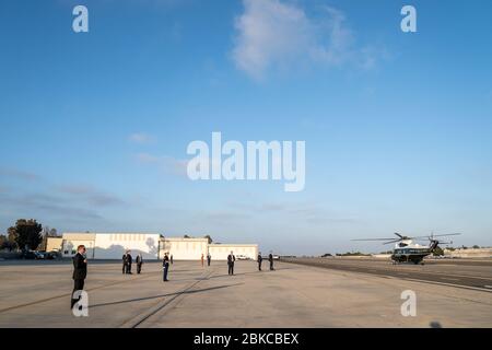 Präsident Donald J. Trump an Bord der Marine One landet am Flughafen Santa Monica in Santa Monica, Kalifornien. Dienstag, 18. Februar 2020, um zur Montage Beverly Hills in Beverly Hills, Kalifornien, zu fahren. Präsident Trump reist nach Kalifornien Stockfoto