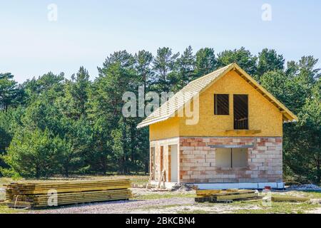 Bau eines kleinen neuen Wohnhauses in ländlicher Umgebung Stockfoto