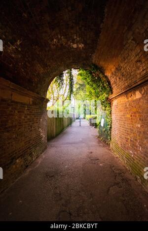 Fußweg unter dem Brückenbogen in richmond london Stockfoto