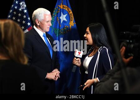 Vizepräsident Mike Pence nimmt am Freitag, den 21. Februar 2020, im Las Vegas Convention Center in Las Vegas an einem Interview mit Telemundo Teil. Vice President Pence in Las Vegas Stockfoto