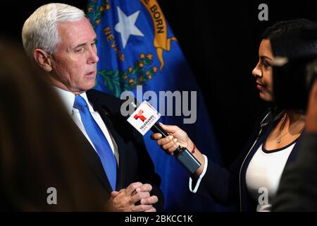 Vizepräsident Mike Pence nimmt am Freitag, den 21. Februar 2020, im Las Vegas Convention Center in Las Vegas an einem Interview mit Telemundo Teil. Vice President Pence in Las Vegas Stockfoto