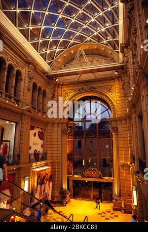 BUENOS AIRES - 17. NOVEMBER 2019 - atemberaubende Dachgewölbe. Im vorderen Teil der Galerias Pacifico, eines der elegantesten Einkaufszentren von Buenos Aires Stockfoto