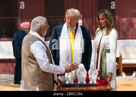 Präsident Donald J. Trump und First Lady Melania Trump, zusammen mit dem indischen Premierminister Narendra Modi, schauen sich ein Geschenk des Premierministers an, während eines Besuchs im Haus von Mahatma Gandhi am Montag, 24. Februar 2020, im Gandhi Ashram in Ahmedabad, Indien. Präsident Trump und die First Lady in Indien Stockfoto