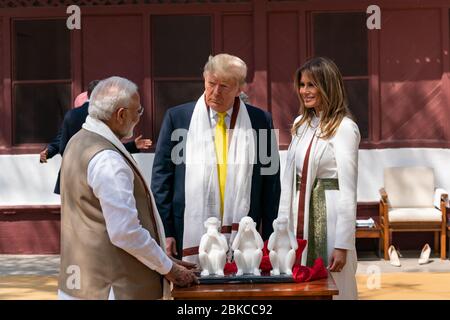 Präsident Donald J. Trump und First Lady Melania Trump, zusammen mit dem indischen Premierminister Narendra Modi, schauen sich ein Geschenk des Premierministers an, während eines Besuchs im Haus von Mahatma Gandhi am Montag, 24. Februar 2020, im Gandhi Ashram in Ahmedabad, Indien. Präsident Trump und die First Lady in Indien Stockfoto