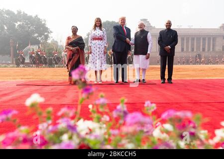 Präsident Donald J. Trump schüttelt die Hände mit dem indischen Premierminister Narendra Modi während einer Begrüßungszeremonie in Rashtrapati Bhavan, dem Präsidentenpalast Dienstag, 25. Februar 2020, in Neu-Delhi, Indien. Von links: Frau Savita Kovind, die Frau des indischen Präsidenten RAM Nath Kovind, First Lady Melania Trump und des indischen Präsidenten RAM Nath Kovind. Präsident Trump und die First Lady in Indien Stockfoto