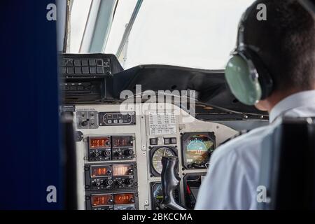 Steuerung eines kleinen Flugzeugs im Flugdeck Stockfoto