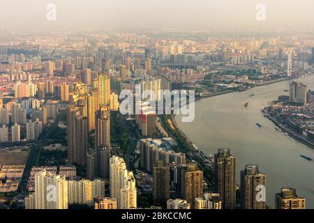 Luftaufnahme des rauchigen Stadtbildes der Shanghai-Megastädte in China. Umweltverschmutzung in Shanghai, China Stockfoto