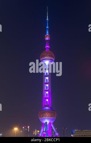 Shanghai / China - 28. Juli 2015: Nachtansicht des Oriental Pearl Tower in Pudong, neuer Stadtteil in Shanghai Stockfoto